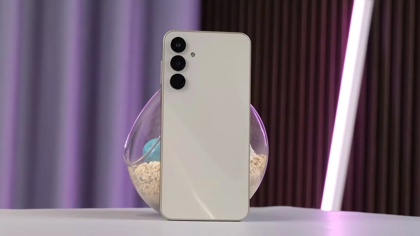 Galaxy A16 5G có mặt lưng được làm từ chất liệu nhựa, dễ bám mồ hôi và dấu vân tay (Ảnh: Internet) Galaxy A16 5G có mặt lưng được làm từ chất liệu nhựa, dễ bám mồ hôi và dấu vân tay (Ảnh: Internet)