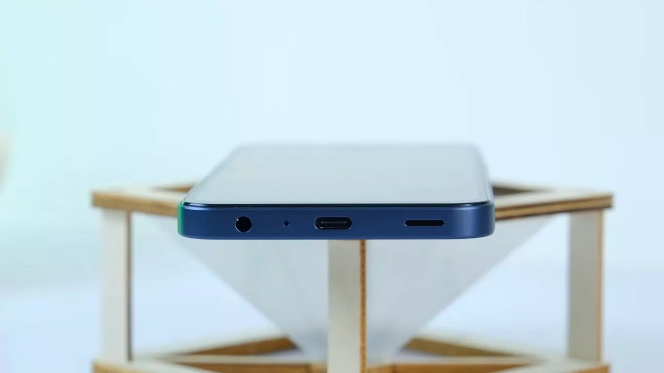 Galaxy A25 sẽ có jack cắm 3,5mm còn Tecno Camon 30S thì không (Ảnh: Internet) Galaxy A25 sẽ có jack cắm 3,5mm còn Tecno Camon 30S thì không (Ảnh: Internet)