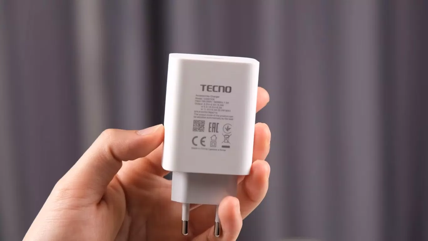 Củ sạc nhanh 33W được tặng kèm của Tecno Camon 30S (Ảnh: Internet) Củ sạc nhanh 33W được tặng kèm của Tecno Camon 30S (Ảnh: Internet)