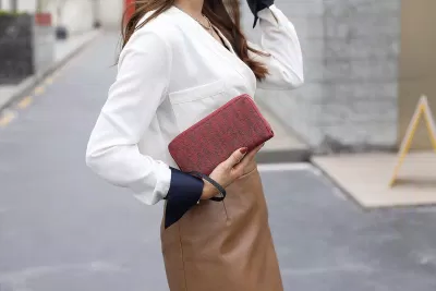 Túi wristlet - món phụ kiện "all-in-one" dành cho những cô nàng hiện đại. (Ảnh: MFK Collection)