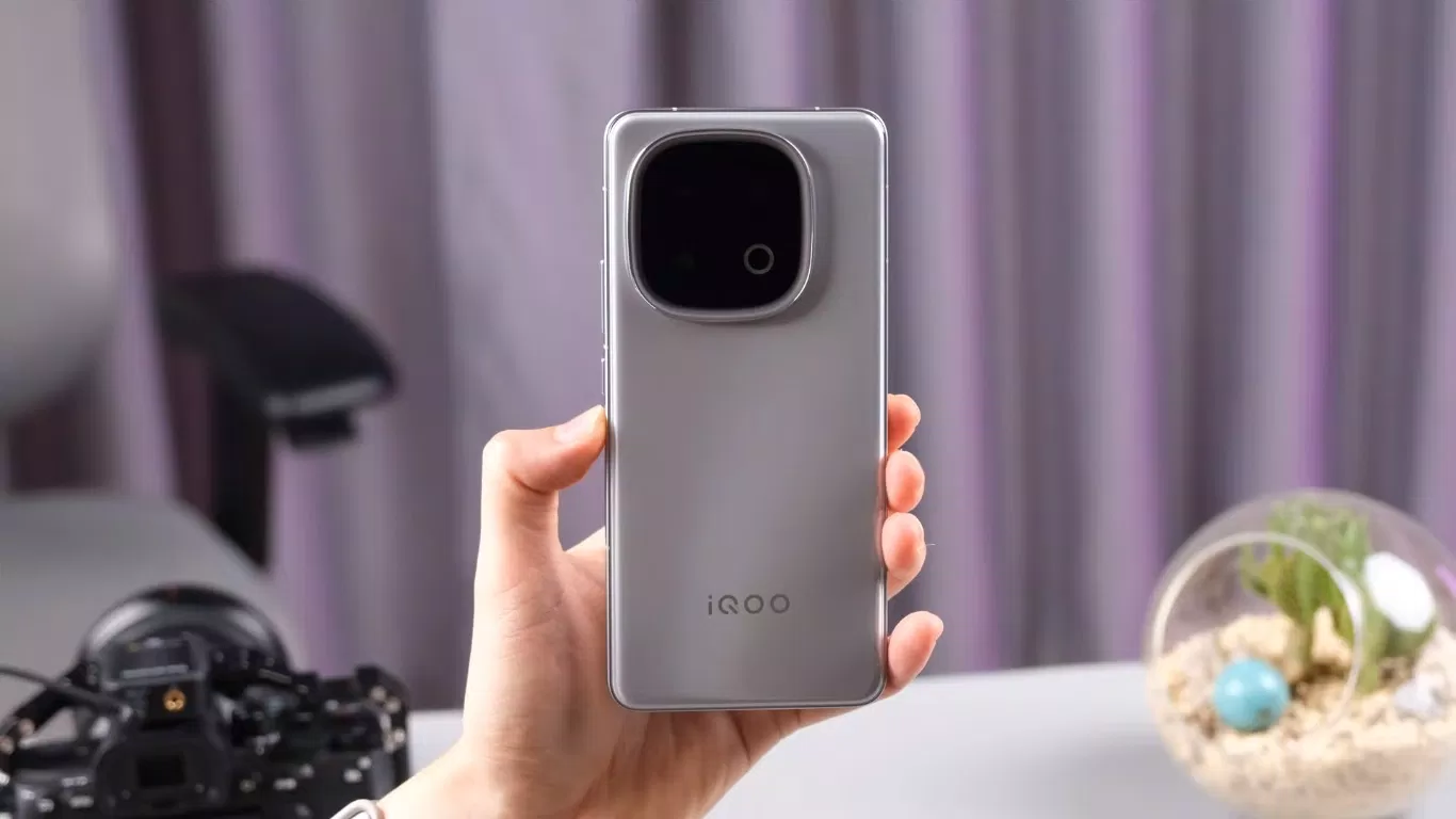 Vivo iQOO 13 cho cảm giác cầm nắm khá tốt (Ảnh: Internet)