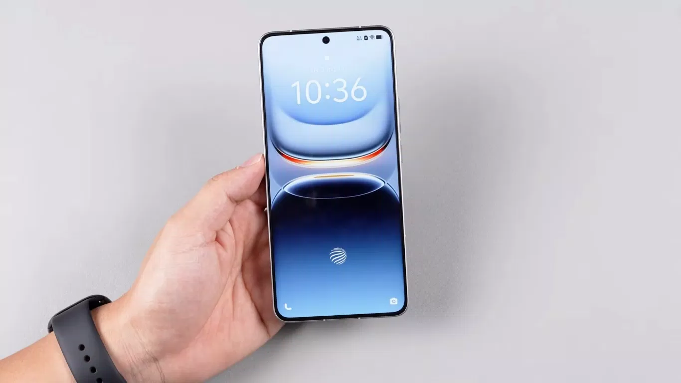 Vivo iQOO 13 có vị trí mở khóa vân tay đặt khá cao, dễ mở (Ảnh: Internet)