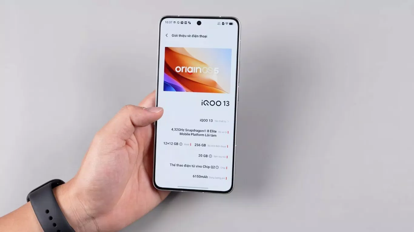 Vivo iQOO 13 chạy hệ điều hành Android 15 và hỗ trợ cắm sạc trực tiếp với nguồn không thông qua pin (Ảnh: Internet)