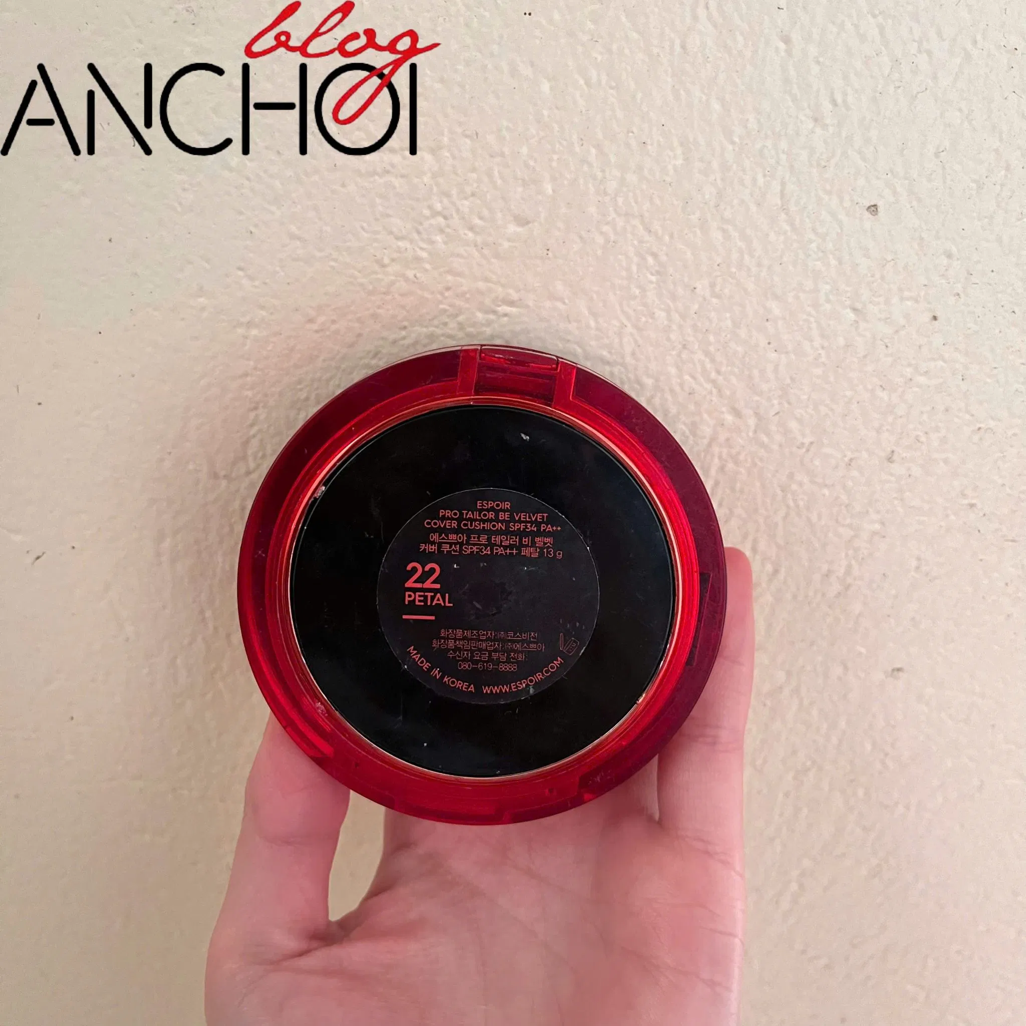 Hộp phấn nước cũng có màu sắc tương tự và in rõ thông tin sản phẩm (Nguồn: BlogAnChoi)