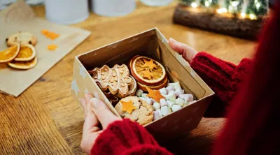 Hộp quà Giáng Sinh với nhiều bánh kẹo ngọt - Ảnh: BlogAnChoi Hộp quà Giáng Sinh với nhiều bánh kẹo ngọt - Ảnh: BlogAnChoi