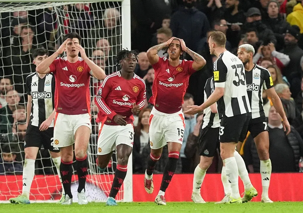Man Utd "phơi áo" ngay tại Old Trafford trước Newcastle. Ảnh: Internet.