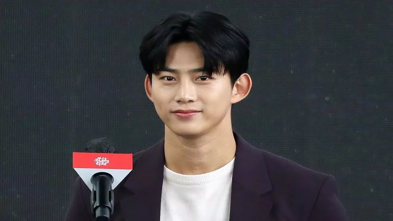 Ok Taecyeon hẹn hò với bạn gái ngoài ngành giải trí (Ảnh: Internet)