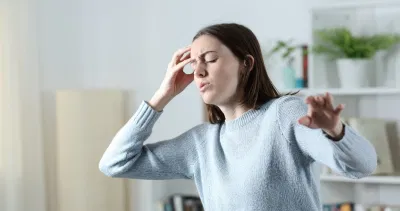 chậm chạp, cứng cơ, run rẩy, thăng bằng kém
