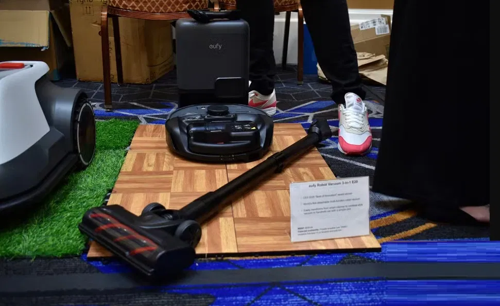 Robot hút bụi Eufy 3 trong 1 E20 tại CES 2025 (Ảnh: Internet) Robot hút bụi Eufy 3 trong 1 E20 tại CES 2025 (Ảnh: Internet)