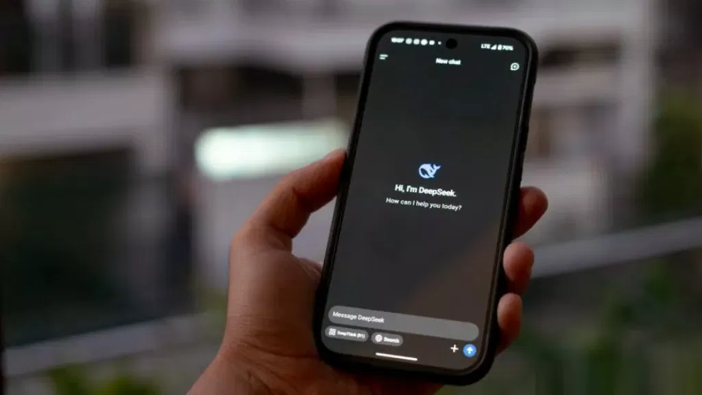 DeepSeek trên điện thoại thông minh (Ảnh: Internet) DeepSeek trên điện thoại thông minh (Ảnh: Internet)