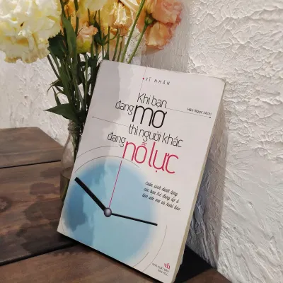 Sách Khi Bạn Đang Mơ Thì Người Khác Đang Nỗ Lực (Ảnh: BlogAnChoi)
