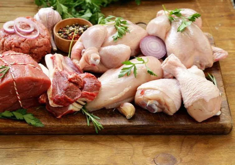 Khuyến khích người bệnh gút nên ăn các loại thịt trắng như ức gà, cá hồi, cá ngừ,...