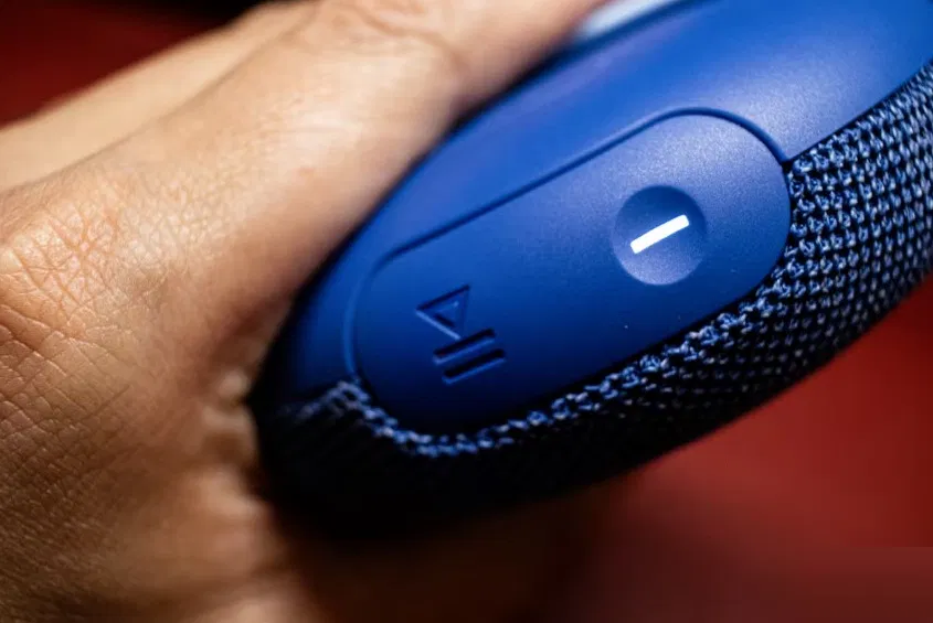 Nút nguồn và nút phát âm thanh trên loa Ultimate Ears Miniroll (Ảnh: Internet) Nút nguồn và nút phát âm thanh trên loa Ultimate Ears Miniroll (Ảnh: Internet)