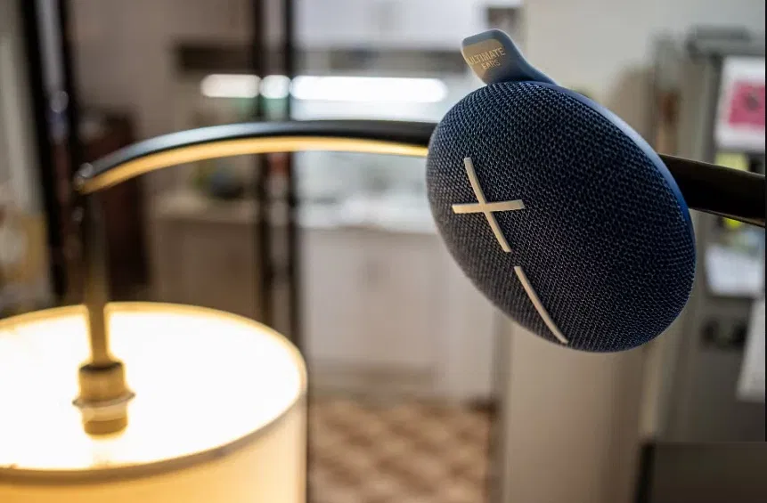 Loa Ultimate Ears Miniroll được gắn vào một chiếc đèn khổng lồ (Ảnh: Internet) Loa Ultimate Ears Miniroll được gắn vào một chiếc đèn khổng lồ (Ảnh: Internet)