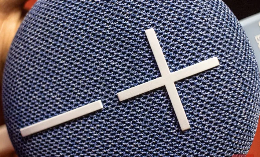 Các nút điều khiển âm lượng trên loa Ultimate Ears Miniroll (Ảnh: Internet) Các nút điều khiển âm lượng trên loa Ultimate Ears Miniroll (Ảnh: Internet)