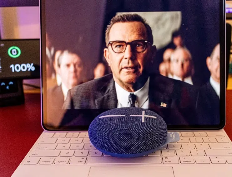 Xem phim trên iPad khi sử dụng loa Ultimate Ears Miniroll (Ảnh: Internet) Xem phim trên iPad khi sử dụng loa Ultimate Ears Miniroll (Ảnh: Internet)