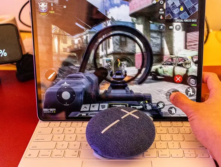 Sử dụng loa Ultimate Ears Miniroll khi chơi game Call of Duty trên iPad (Ảnh: Internet) Sử dụng loa Ultimate Ears Miniroll khi chơi game Call of Duty trên iPad (Ảnh: Internet)