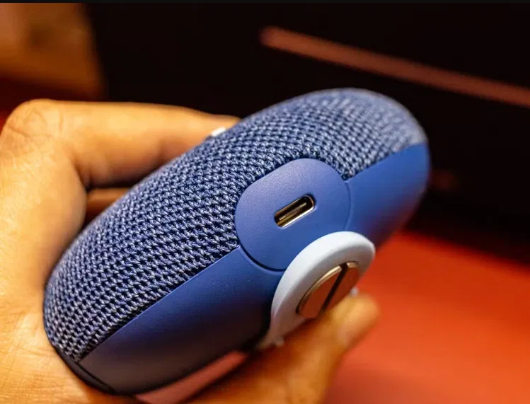 Cổng sạc USB-C của loa Ultimate Ears Miniroll (Ảnh: Internet) Cổng sạc USB-C của loa Ultimate Ears Miniroll (Ảnh: Internet)