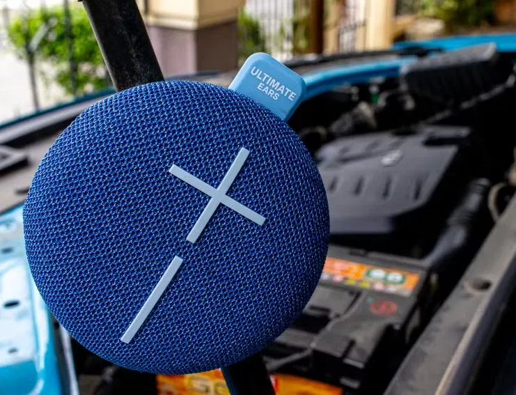 Loa Ultimate Ears Miniroll được gắn vào thanh chống mui xe của ô tô (Ảnh: Internet) Loa Ultimate Ears Miniroll được gắn vào thanh chống mui xe của ô tô (Ảnh: Internet)