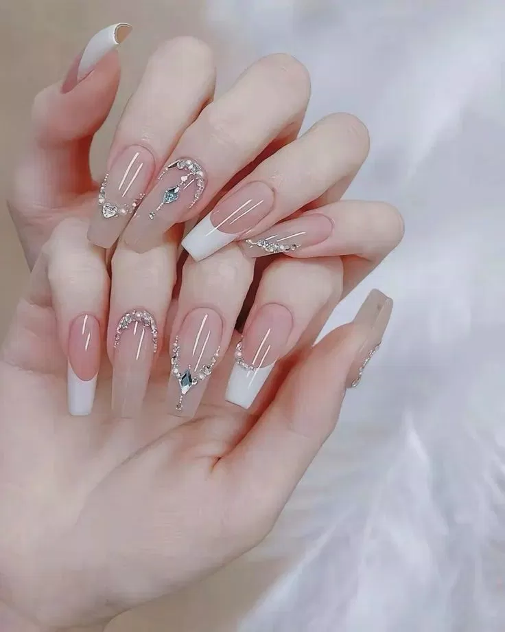 Mẫu nail 2025 đẹp rực rỡ đầy may mắn