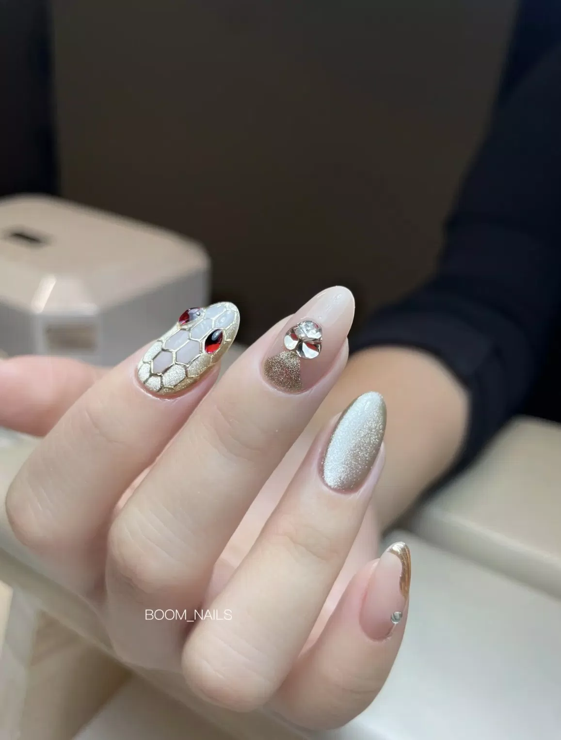 Mẫu nail 2025 đẹp hình rắn, đu trend Ất Tỵ (Ảnh: Internet)