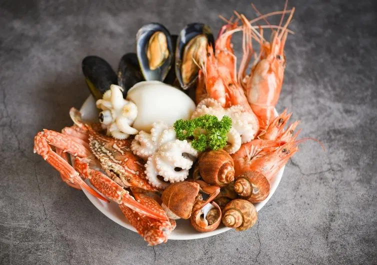 Người bệnh gút không nên ăn hải sản (cua, tôm, ghẹ, cá biển,...)