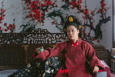 Vương Hậu Wongyeong gây ấn tượng nhờ kịch bản và diễn xuất