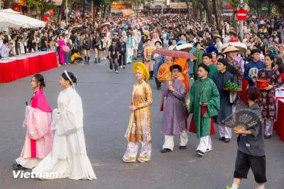 Sự kiện diễu hành Việt phục "Bách Hoa Bô Hành" tại thủ đô Hà Nội (Ảnh: Vietnam+)