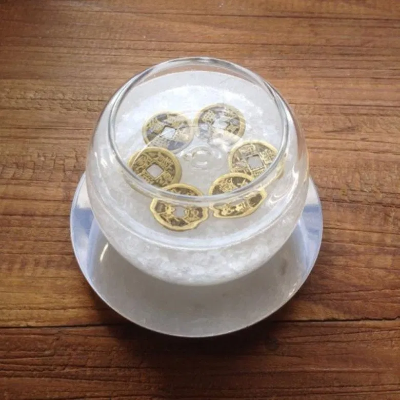 Cách dùng muối phong thủy đuổi tà hút tài (Ảnh: Internet)