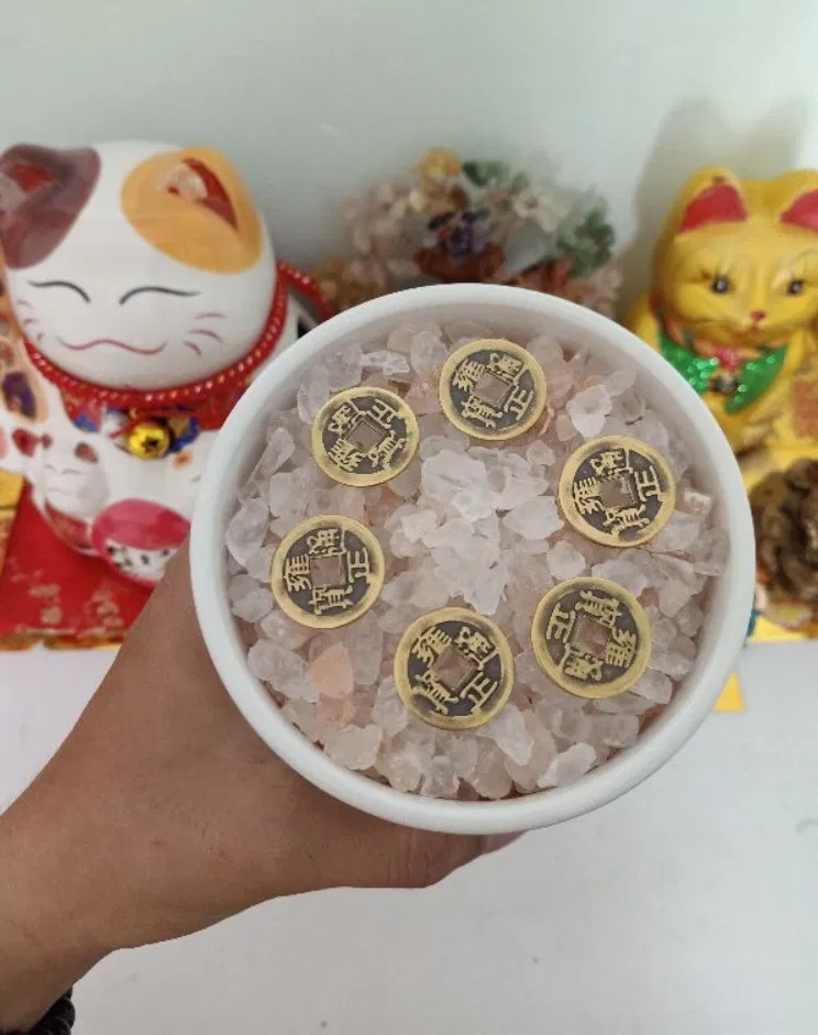 Cách dùng muối phong thủy đuổi tà hút tài (Ảnh: Internet)