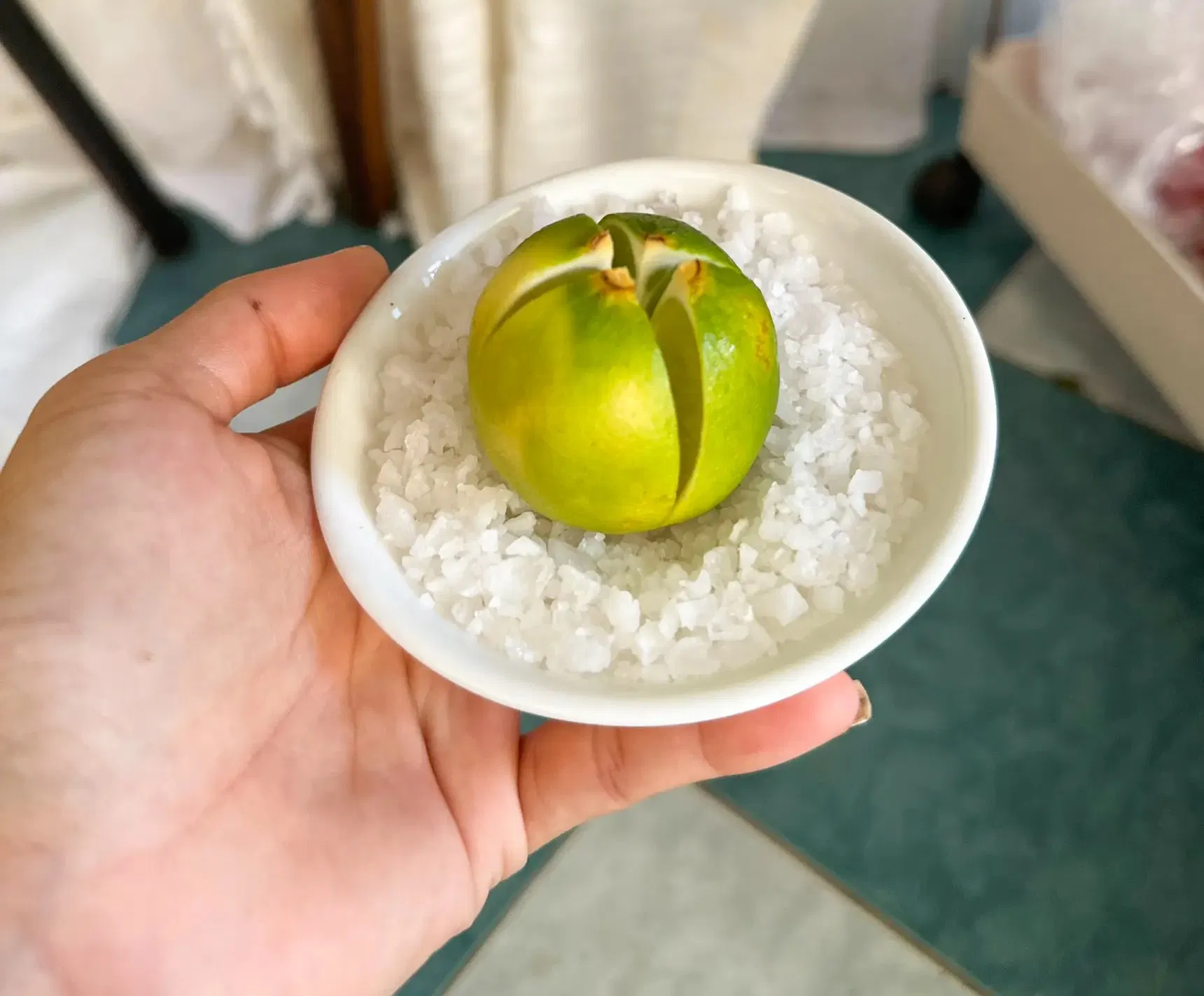 Cách dùng muối phong thủy đuổi tà hút tài (Ảnh: Internet)