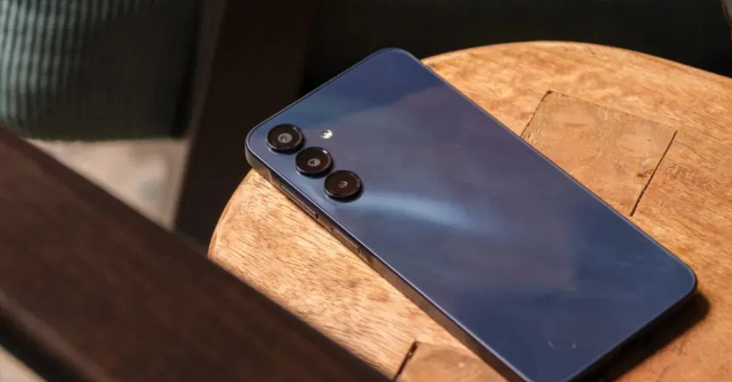 Mặt sau của điện thoại Galaxy A16 5G (Ảnh: Internet) Mặt sau của điện thoại Galaxy A16 5G (Ảnh: Internet)