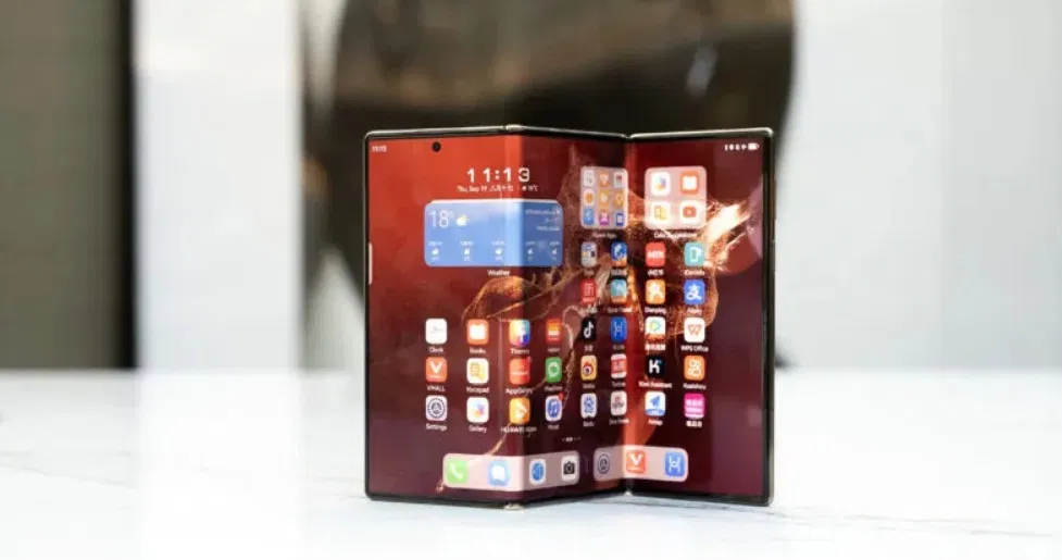 Điện thoại gập 3 màn hình Huawei Mate XT mở ra (Ảnh: Internet)