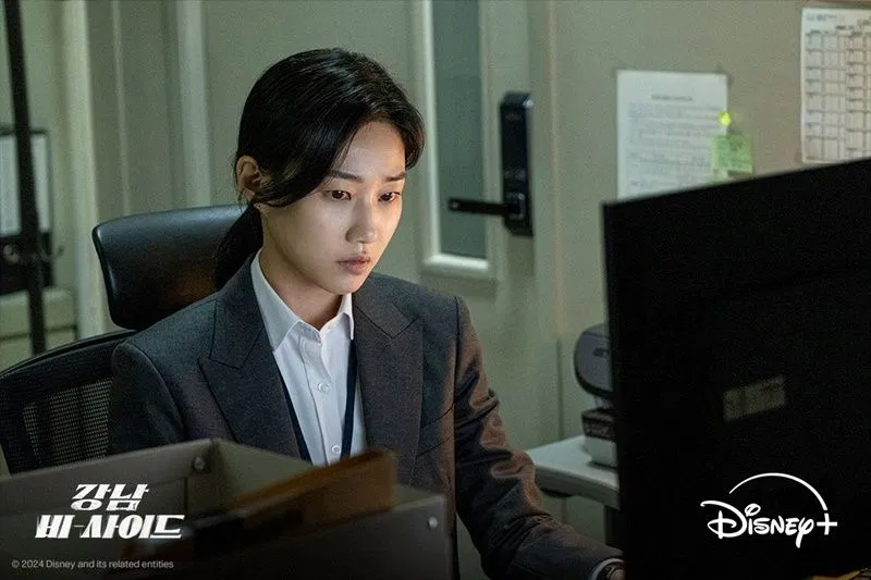 Ha Yoon Kyung đang thu hút sự chú ý với vai diễn công tố viên Min Seo Jin trong loạt phim Gangnam B-side của Disney+ (Ảnh: Internet)