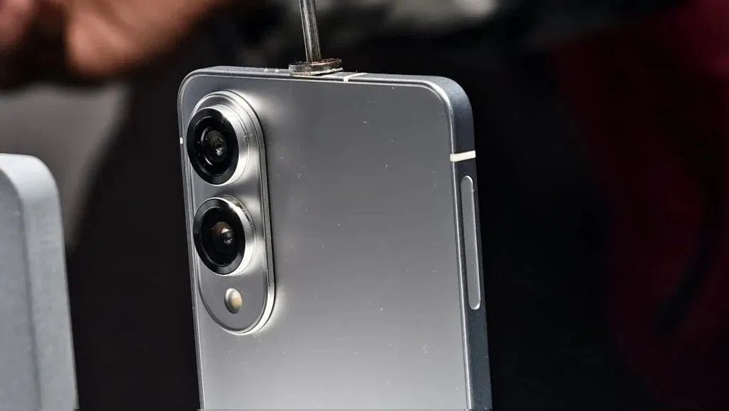 Galaxy S25 Edge có cụm camera khá lồi khiến máy bị mất cân bằng khi đặt lên bàn (Ảnh: Internet)