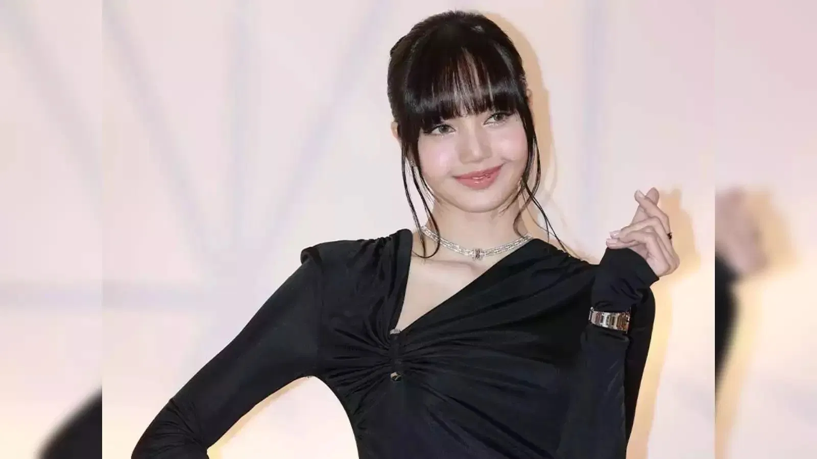 Lisa ghi dấu ấn khi trở thành nghệ sĩ Kpop đầu tiên biểu diễn tại lễ trao giải Oscars (Ảnh: Internet)