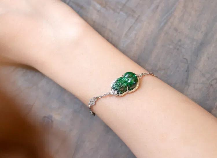 Vòng tay đeo ở cổ tay phải giúp đưa ra quyết định sáng suốt. (Ảnh: Internet)