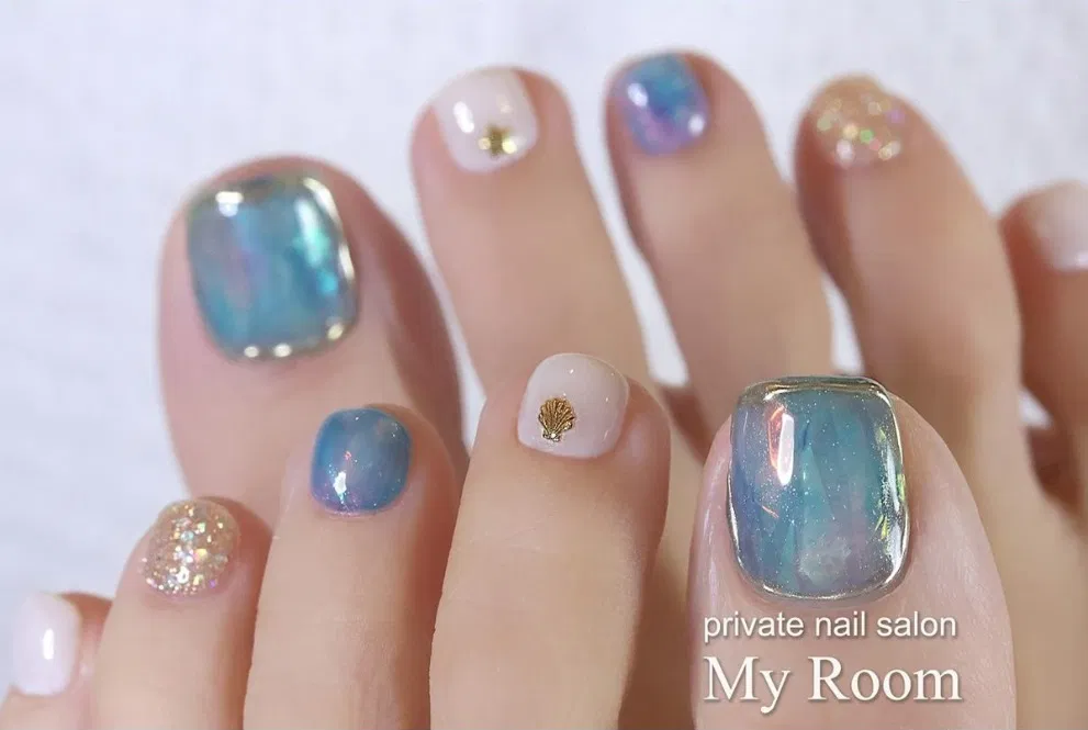 Mẫu nail chân đẹp màu ngọc trai, tráng gương (Ảnh: Internet)
