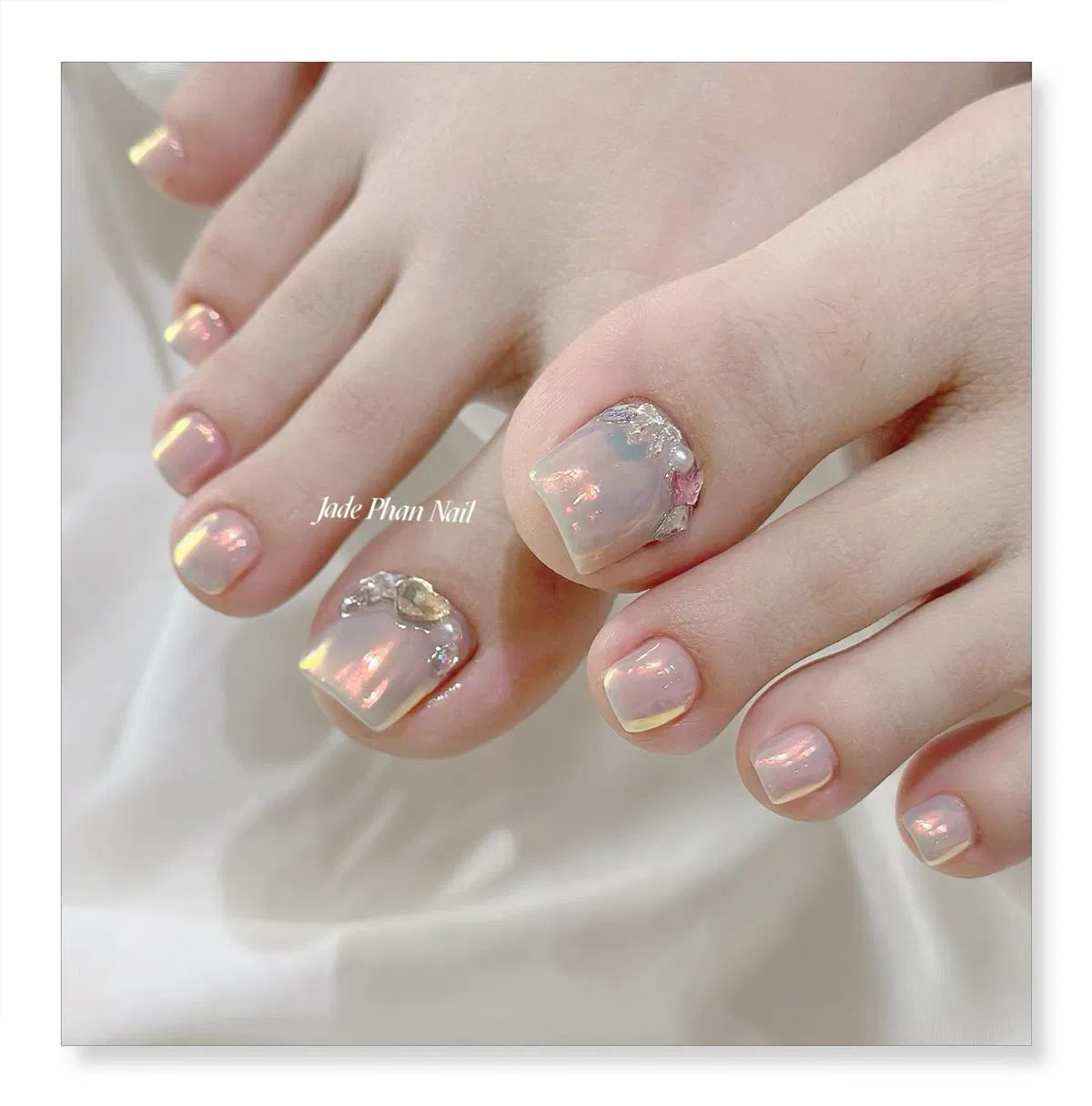 Mẫu nail chân đẹp màu ngọc trai, tráng gương (Ảnh: Internet)