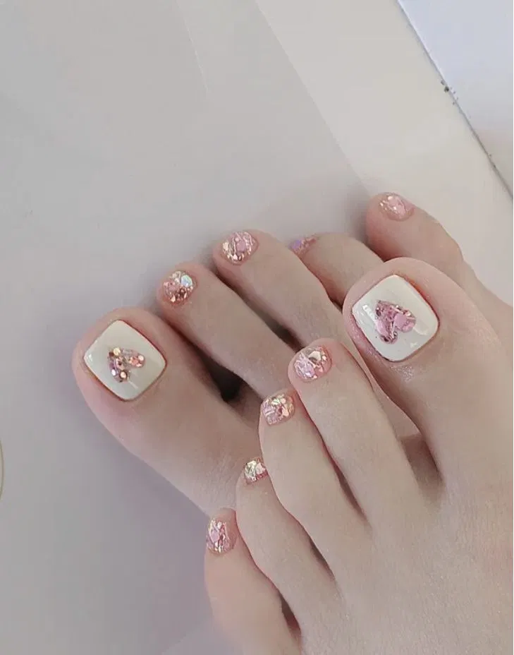 Mẫu nail chân đính đá sang trọng (Ảnh: Internet)