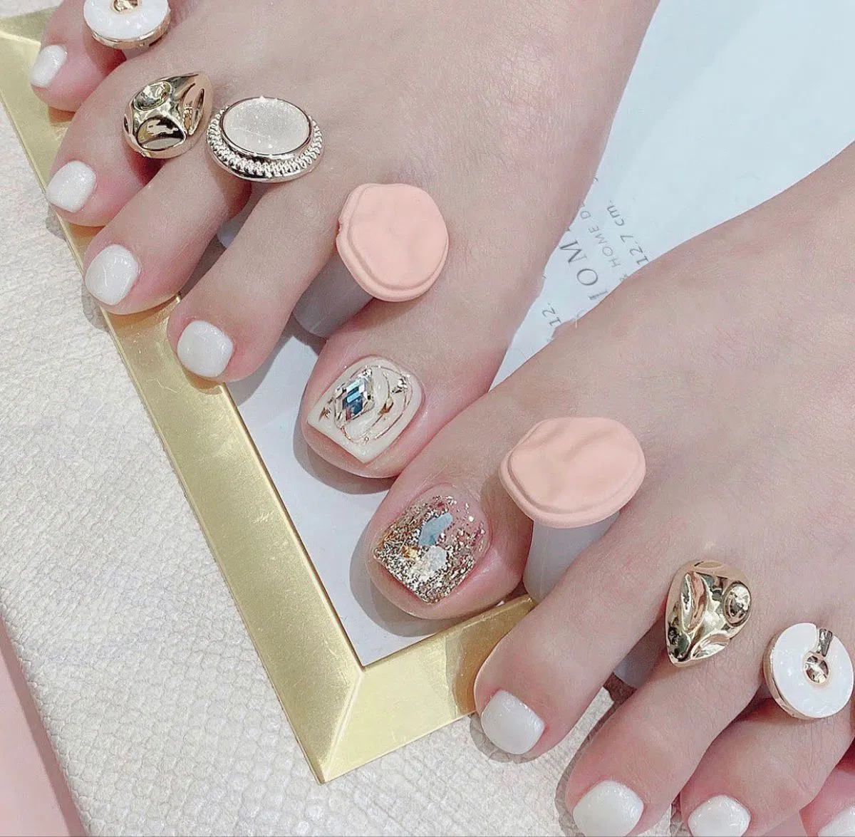 Mẫu nail chân đẹp nhẹ nhàng, thanh lịch (Ảnh: Internet)