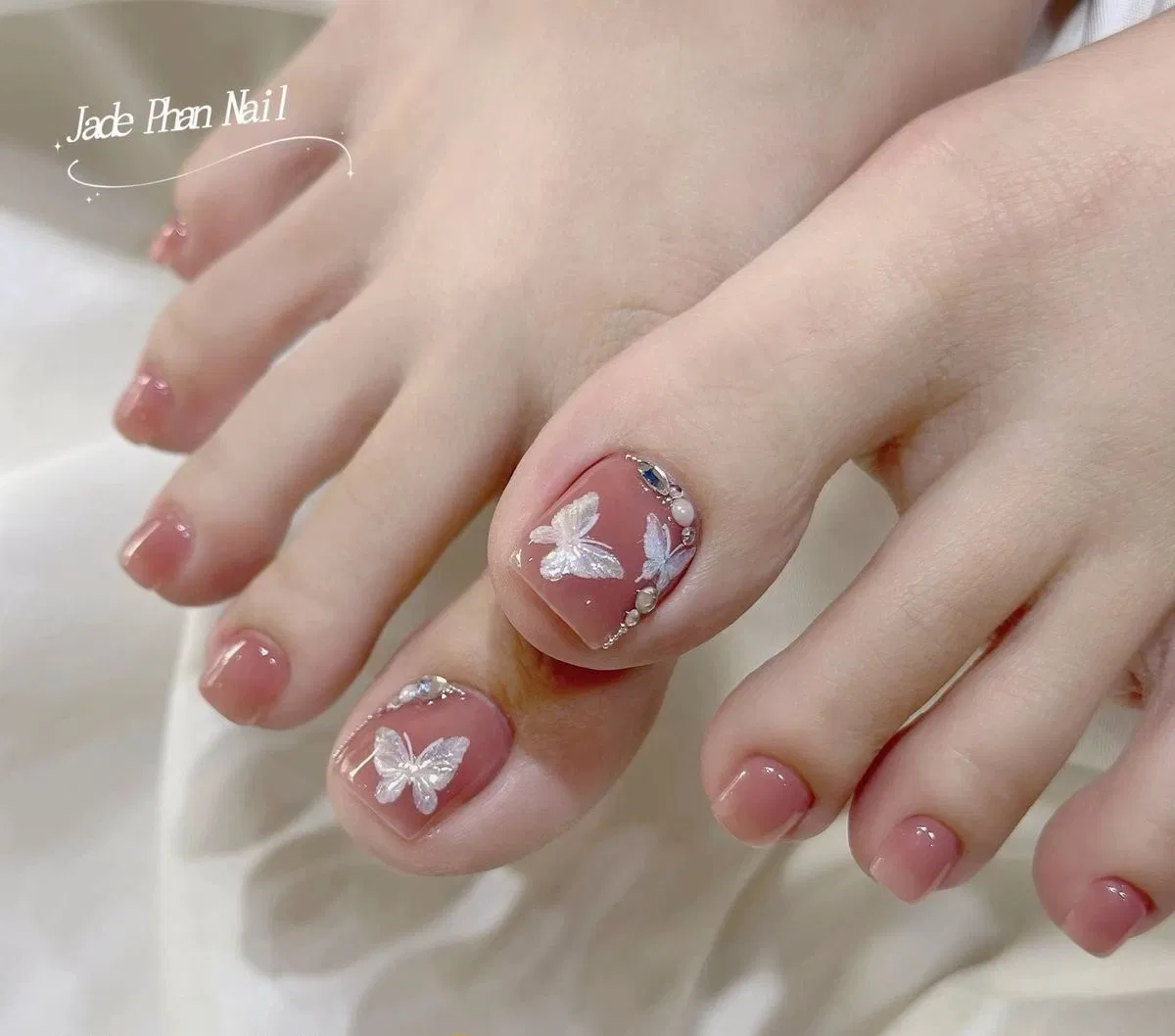 Mẫu nail chân đính đá sang trọng (Ảnh: Internet)