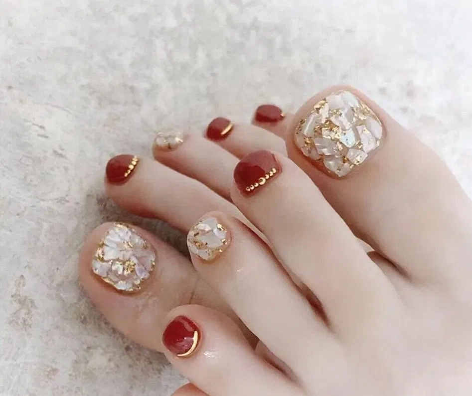 Mẫu nail chân đính đá sang trọng (Ảnh: Internet)