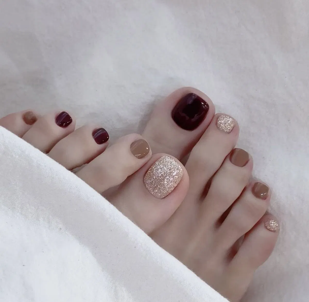 Mẫu nail chân đẹp nhẹ nhàng, thanh lịch (Ảnh: Internet)