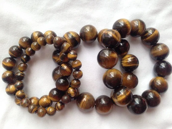 Người mệnh Thổ phù hợp với màu sắc vòng tay đá phong thủy màu nâu, vàng. (Ảnh: Internet)