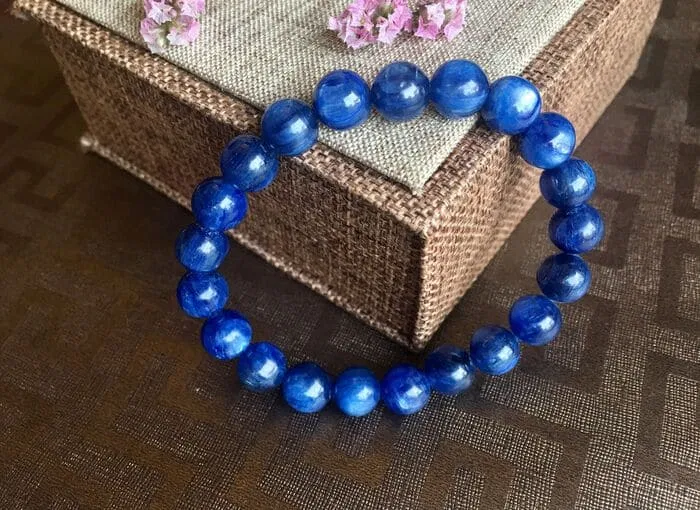 Đá mắt hổ xanh dương mang lại sự may mắn, giàu có, rất thích hợp đối với người mệnh Thuỷ. (Ảnh: Internet)