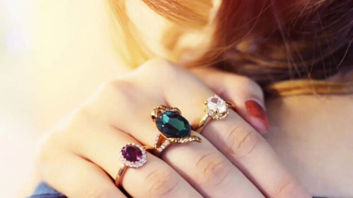 Chọn nhẫn phong thủy theo mệnh và cảm nhận năng lượng để tối ưu hóa tác dụng của nó. (Ảnh: Internet)