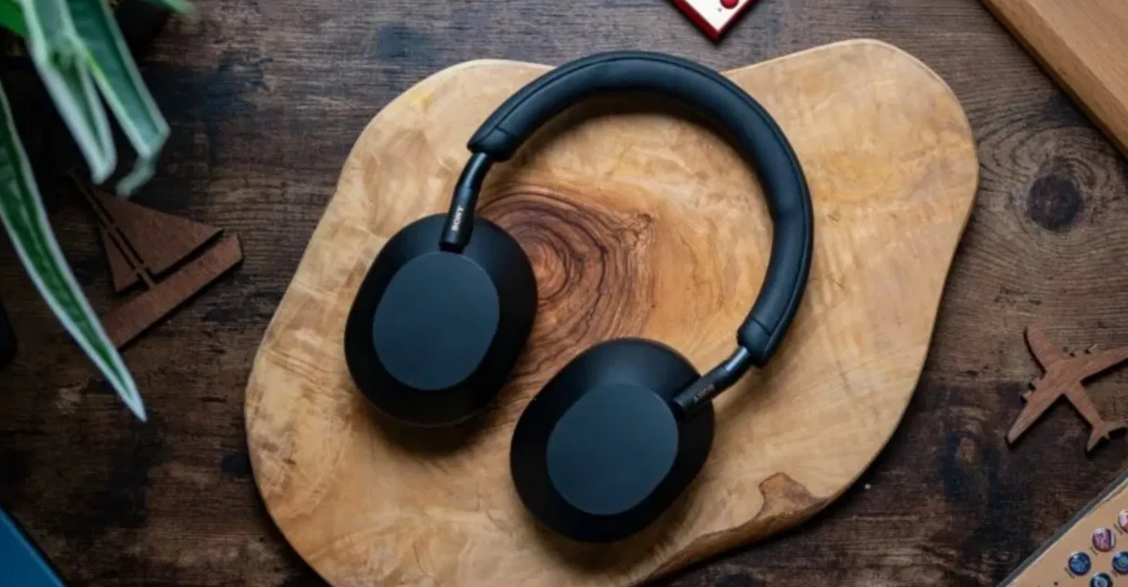 Tai nghe WH-1000XM5 của Sony (Ảnh: Internet) Tai nghe WH-1000XM5 của Sony (Ảnh: Internet)