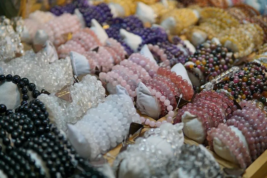 Chọn trang sức phù hợp với mệnh và mục đích để tối ưu hóa năng lượng tích cực. (Ảnh: Internet)