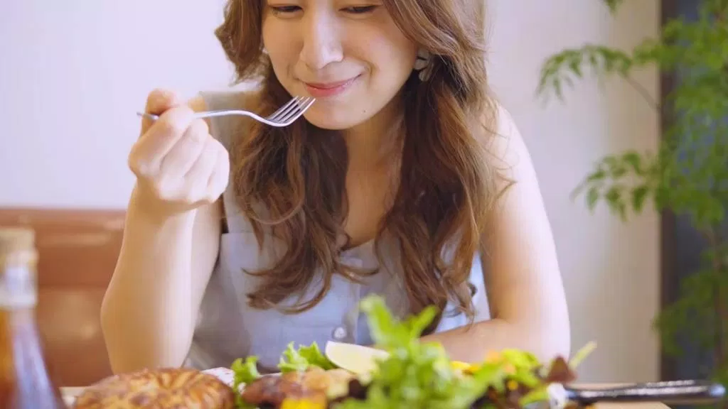 Nhai kỹ thức ăn